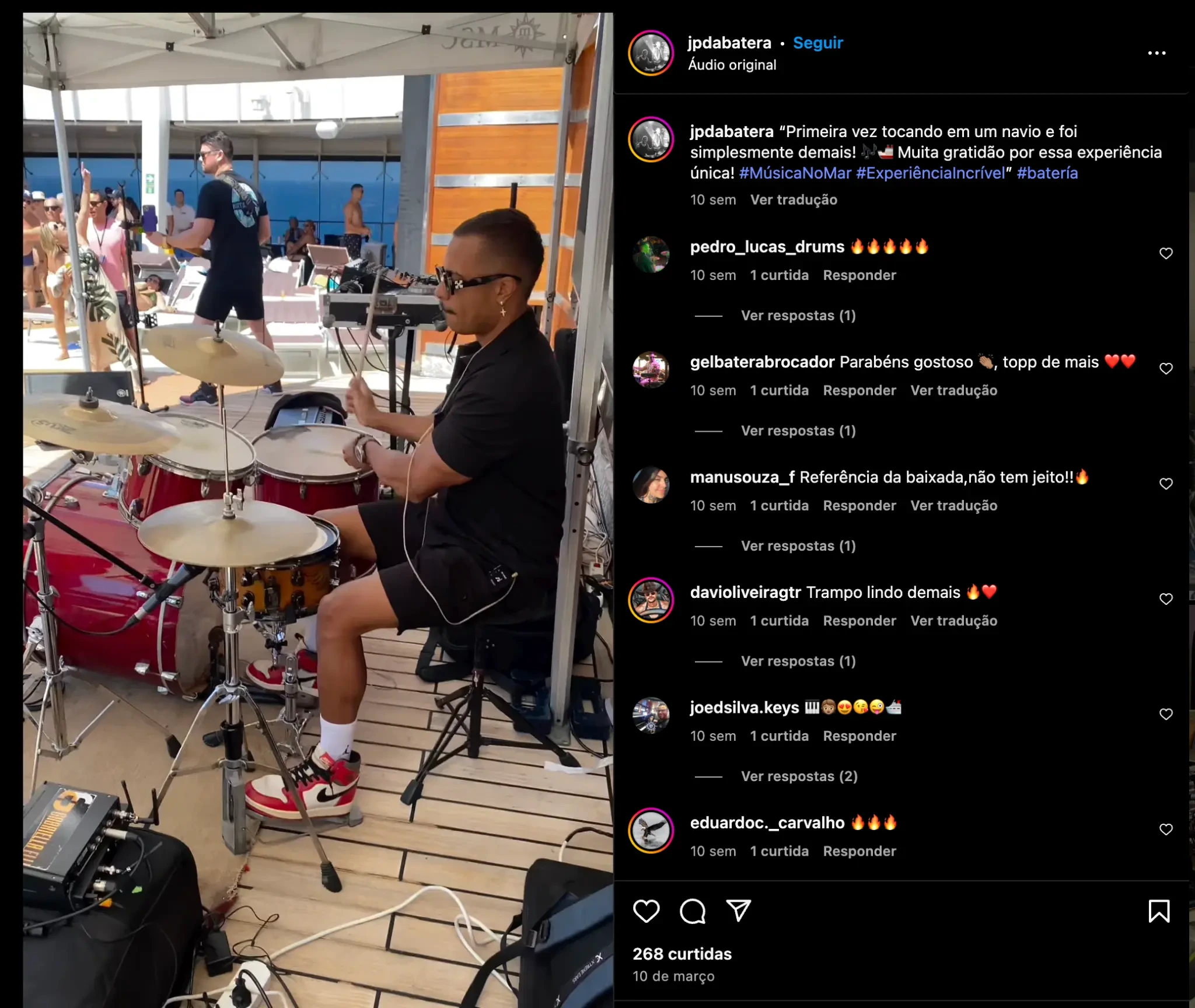 JP da Batera tocando em um navio